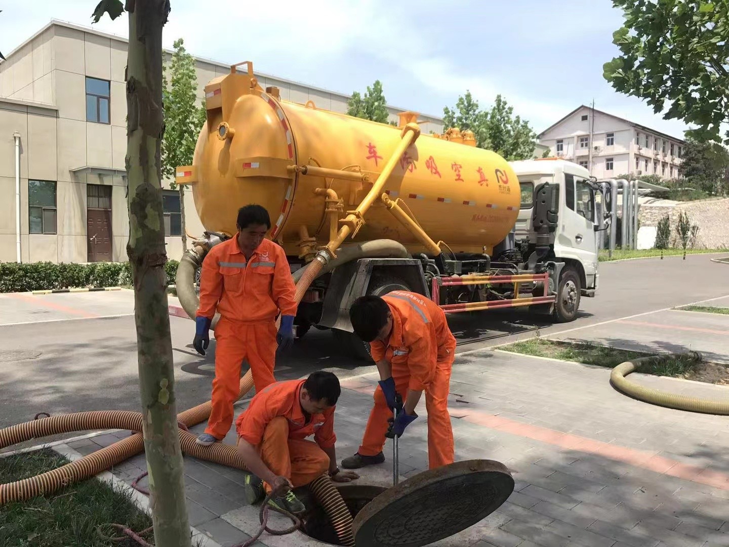 筠连管道疏通车停在窨井附近