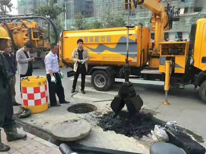 筠连街道：网格员化身“清道夫”，为民解忧疏通“堵心”化粪池