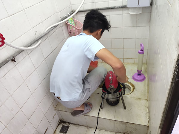 筠连肥皂掉到马桶里把马桶堵住了怎么办？马桶堵住了怎么办