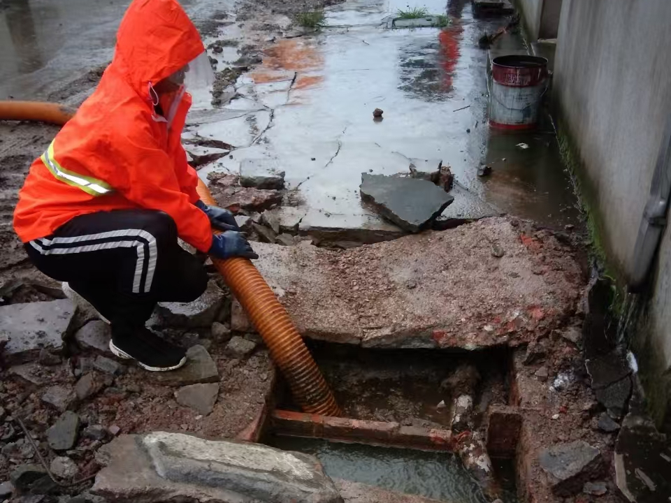 筠连专业清理污水池 炜誉市政以规范流程守护城市 “肠道”