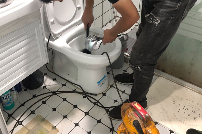 筠连马桶堵塞自己疏通还是找师傅?专业上门服务让你省时更省心